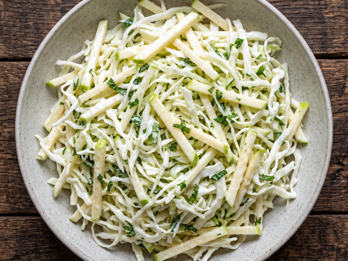 Apfel-Minze-Coleslaw für den Grillteller