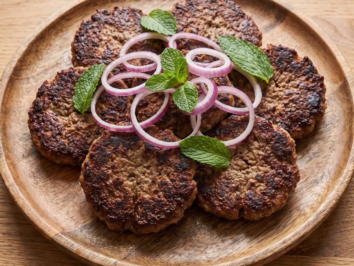 Aromatische Lamm-Patties mit Grillkruste