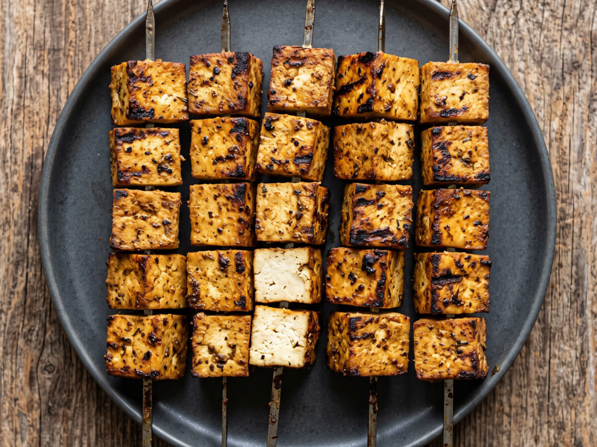 Aserbaidschanisch inspirierte Tofu-Tikə-Spieße