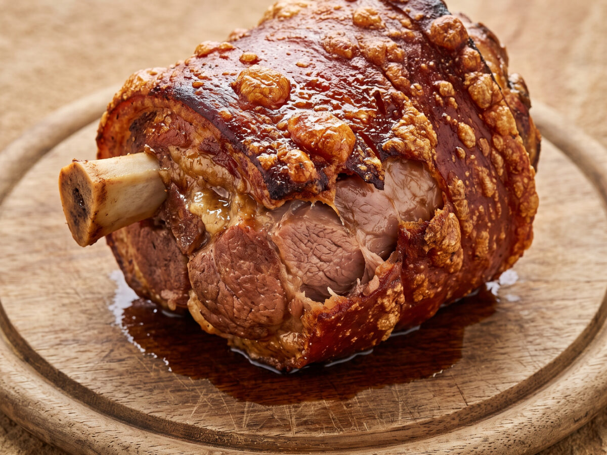 Bayerische Schweinshaxe am Drehspieß
