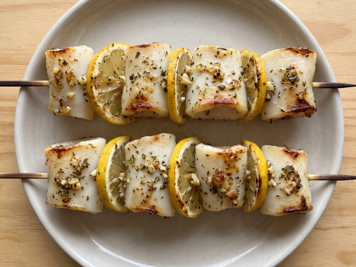 Brochettes de calamares vom Grill