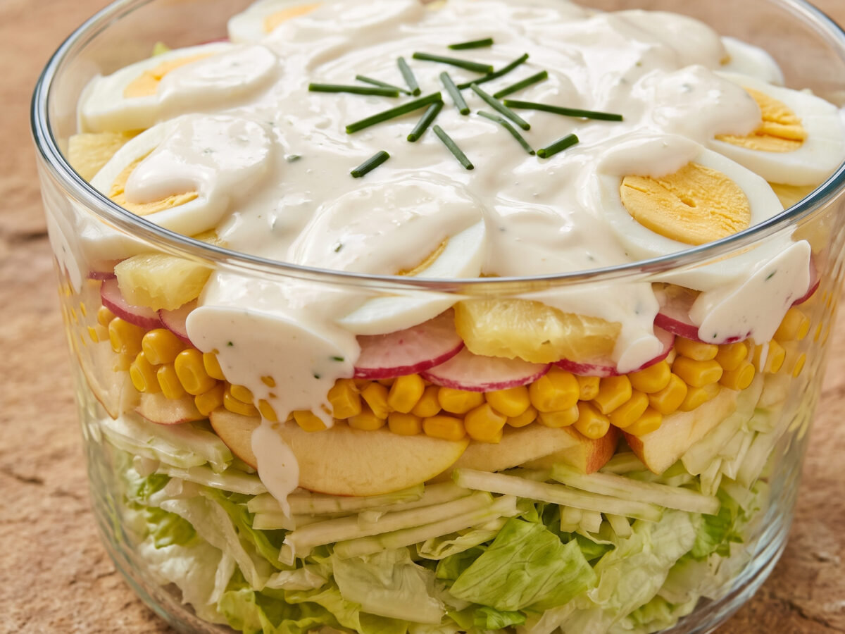 Bunter Schichtsalat fürs Grillbuffet