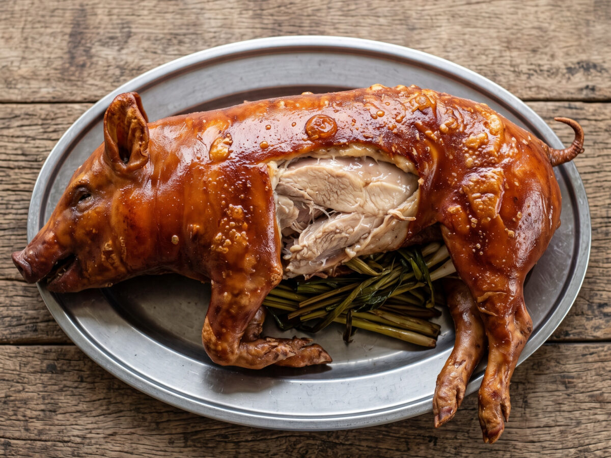 Cebu-Style Lechon am Holzkohle-Drehspieß