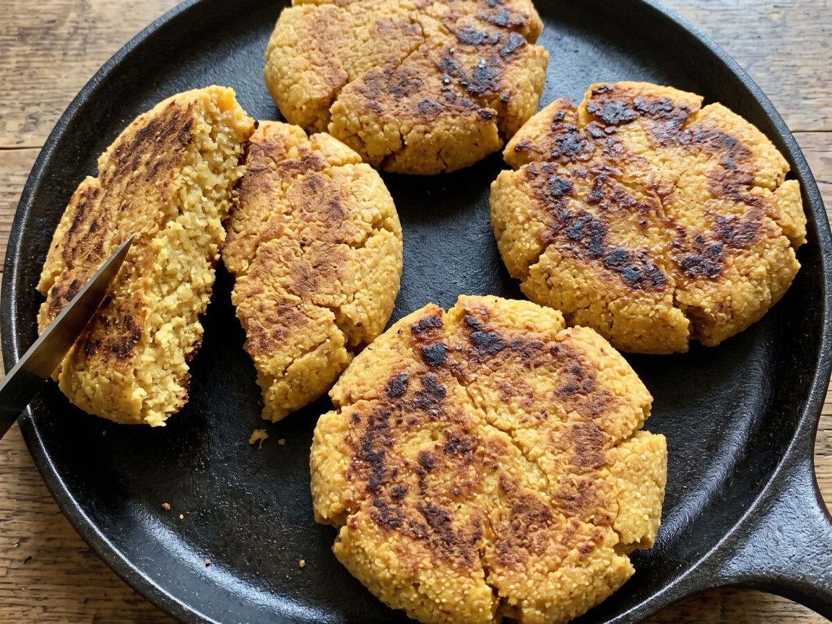 Corn Pone: Heißwasser-Maisbrot vom Grill