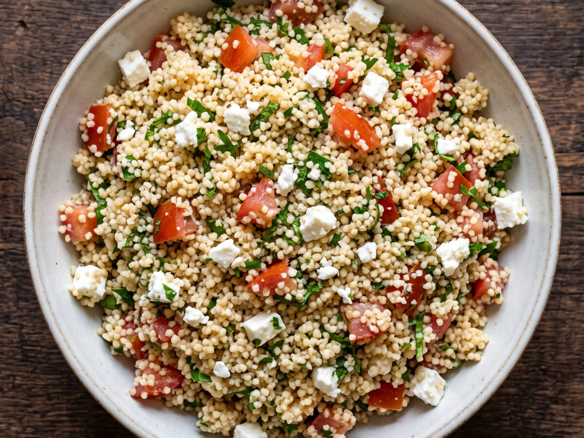 Couscoussalat mit Tomaten, Kräutern und Feta
