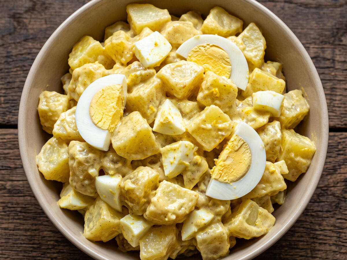 Curry-Kartoffelsalat mit Ei