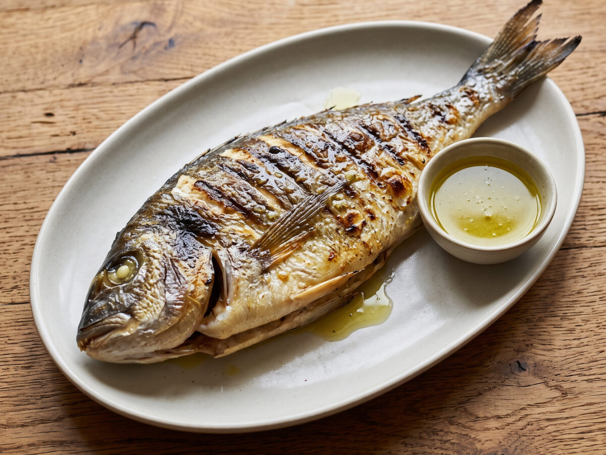 Dorade direkt über Glut mit Ladolemono