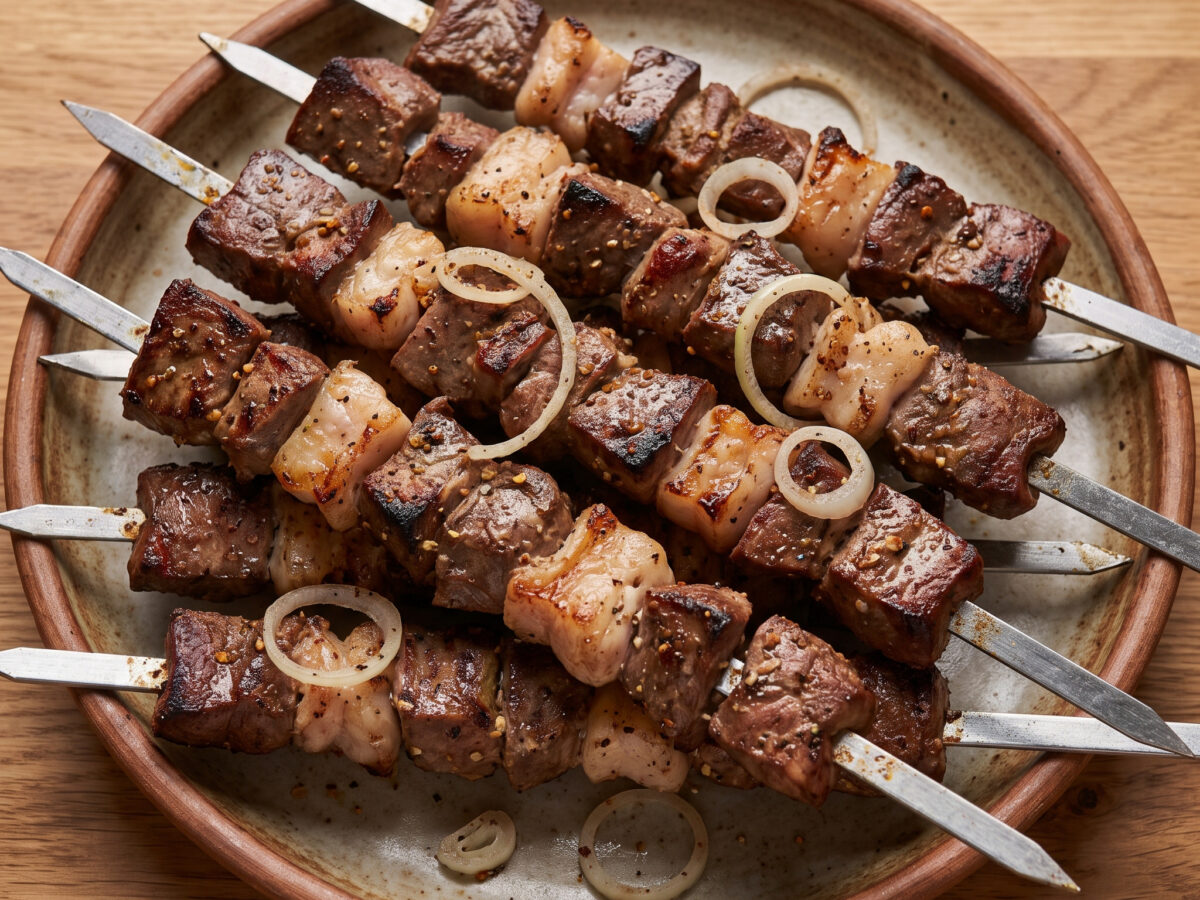 Dumba-jigar kabob vom Holzkohlegrill