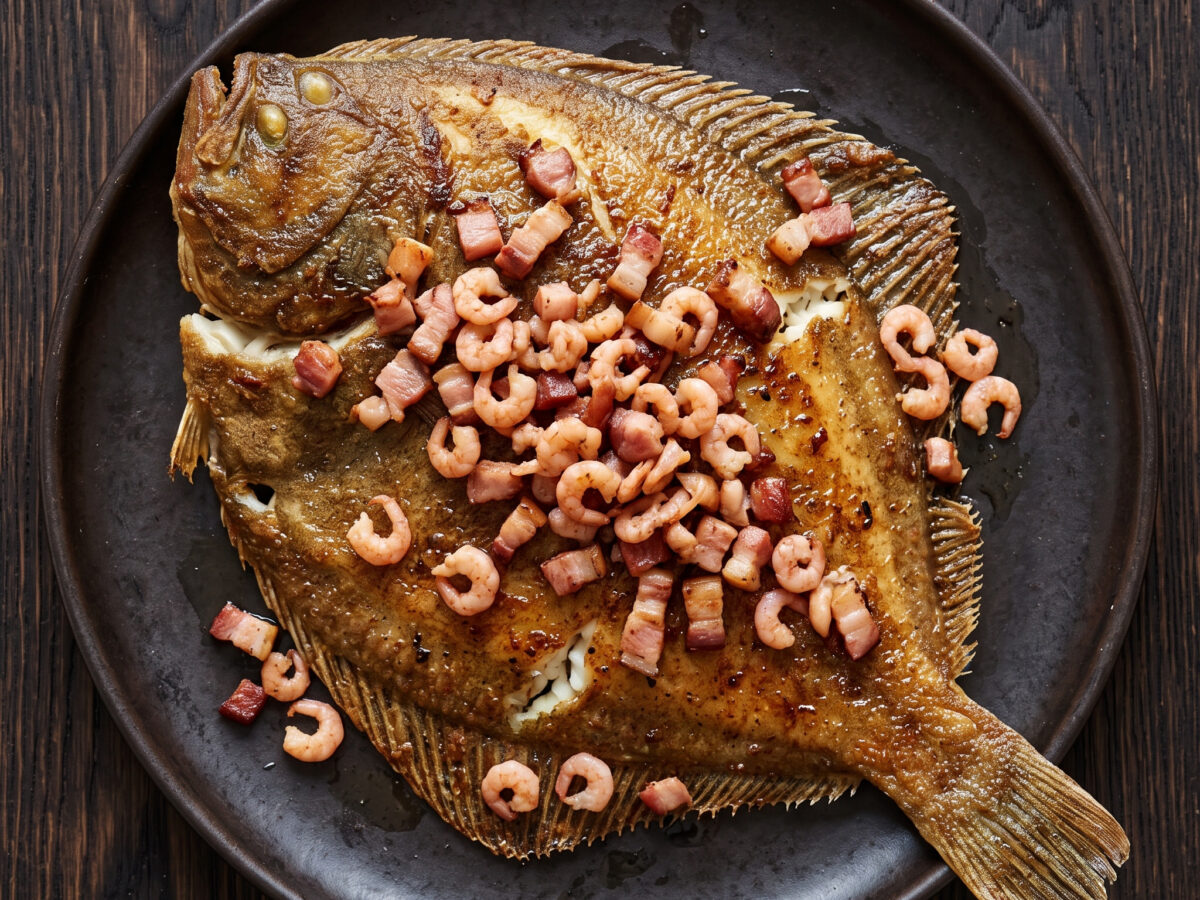 Finkenwerder Scholle mit Speck und Krabben vom Grill