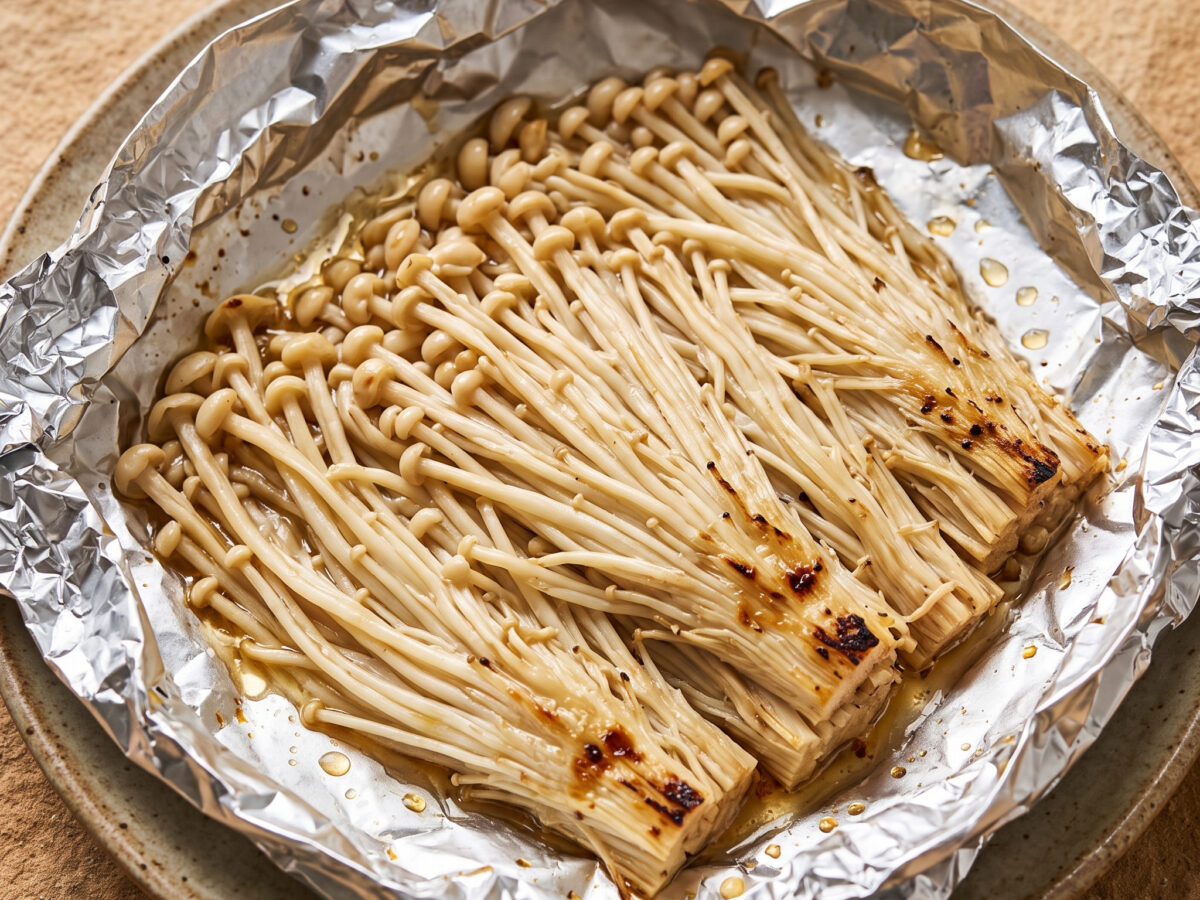 Chinesische Grillküche: Enoki aus der Folie