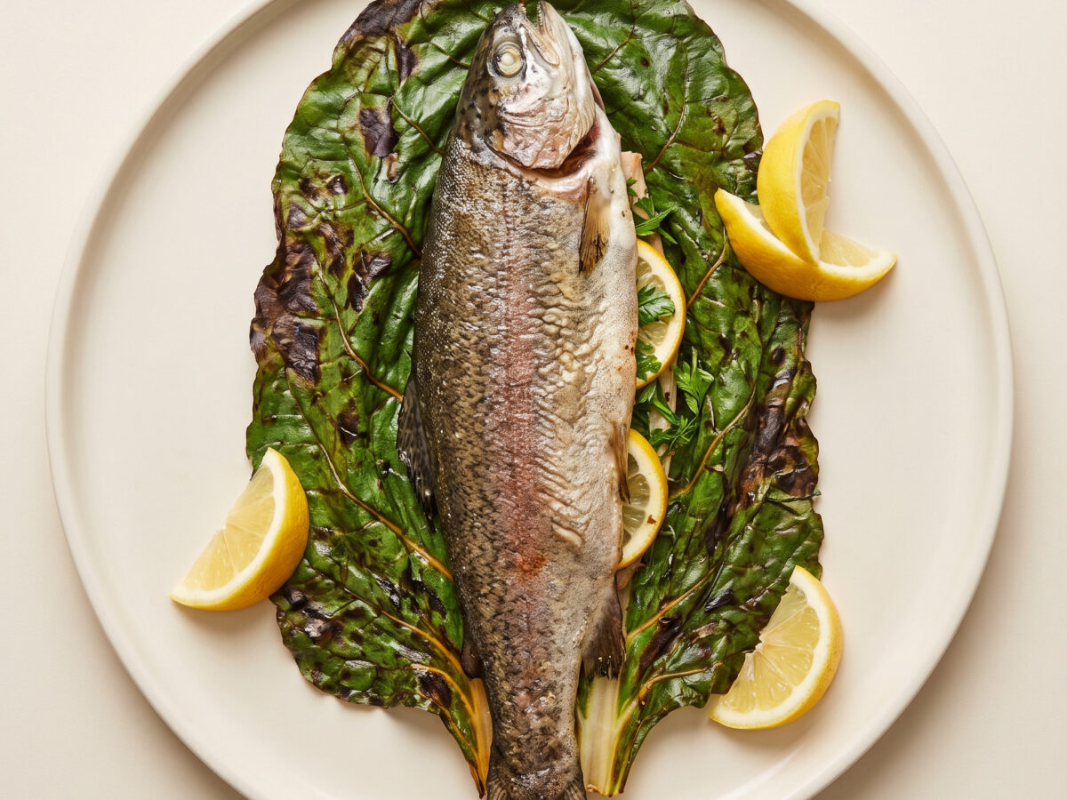 Forelle im Mangoldblatt vom Grill