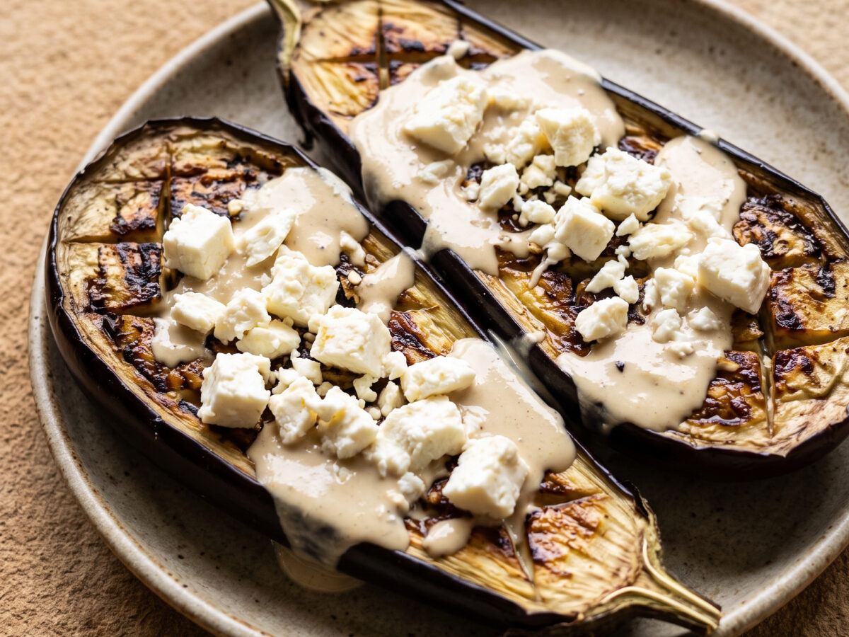 Gegrillte Aubergine mit Tahini und Feta