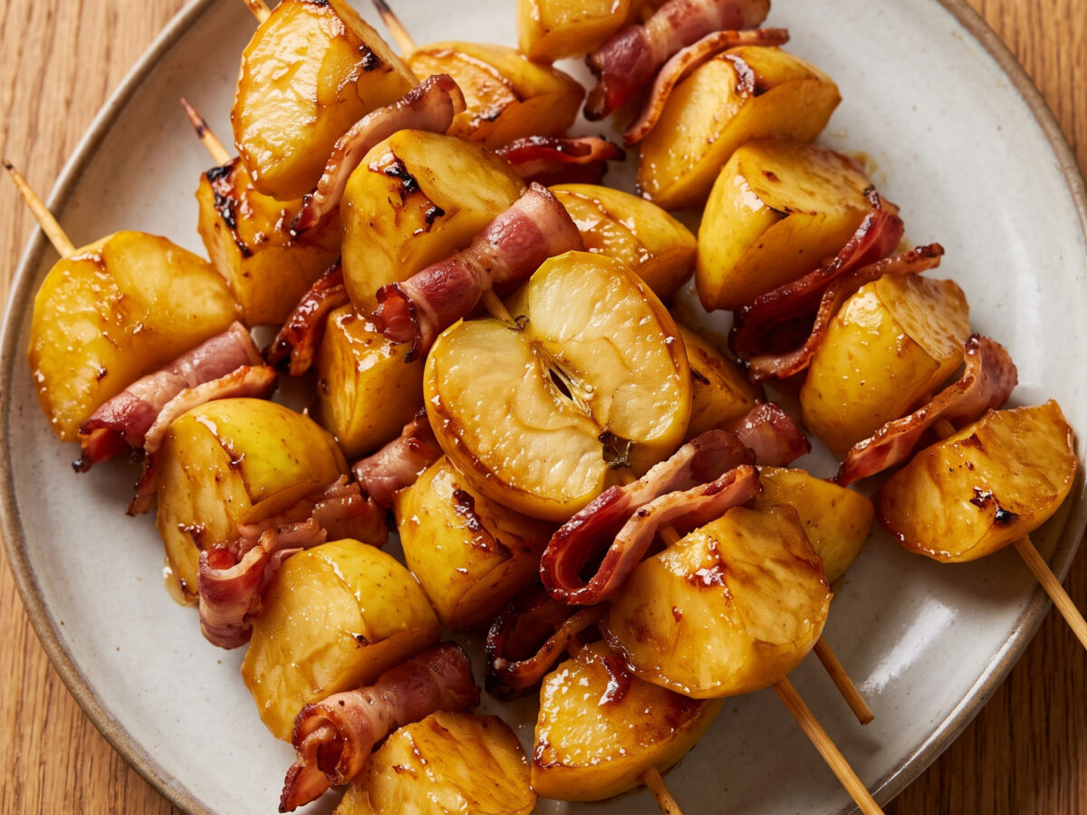 Karamell-Apfelspieße mit Speck vom Grill