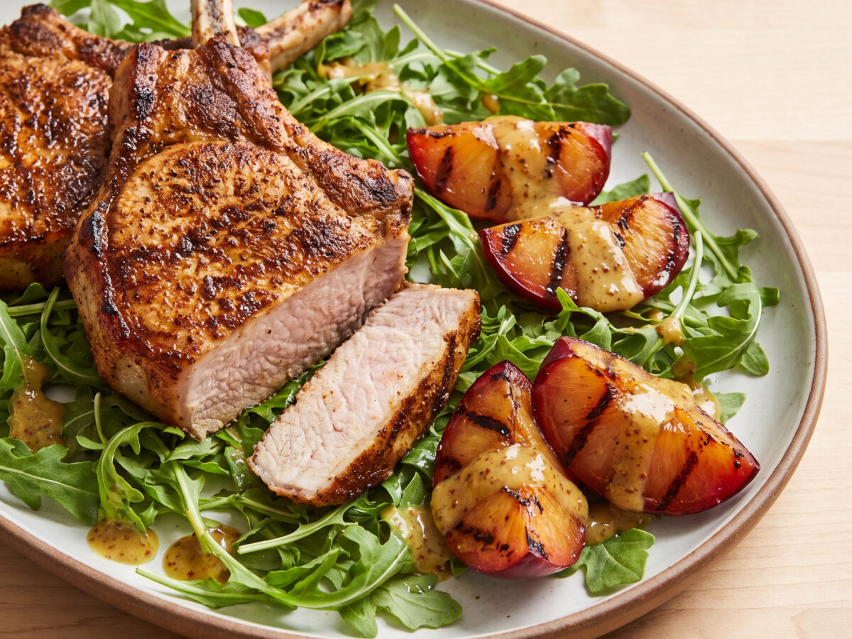 Gegrillte Schweinekoteletts mit Pflaumen-Senf-Vinaigrette