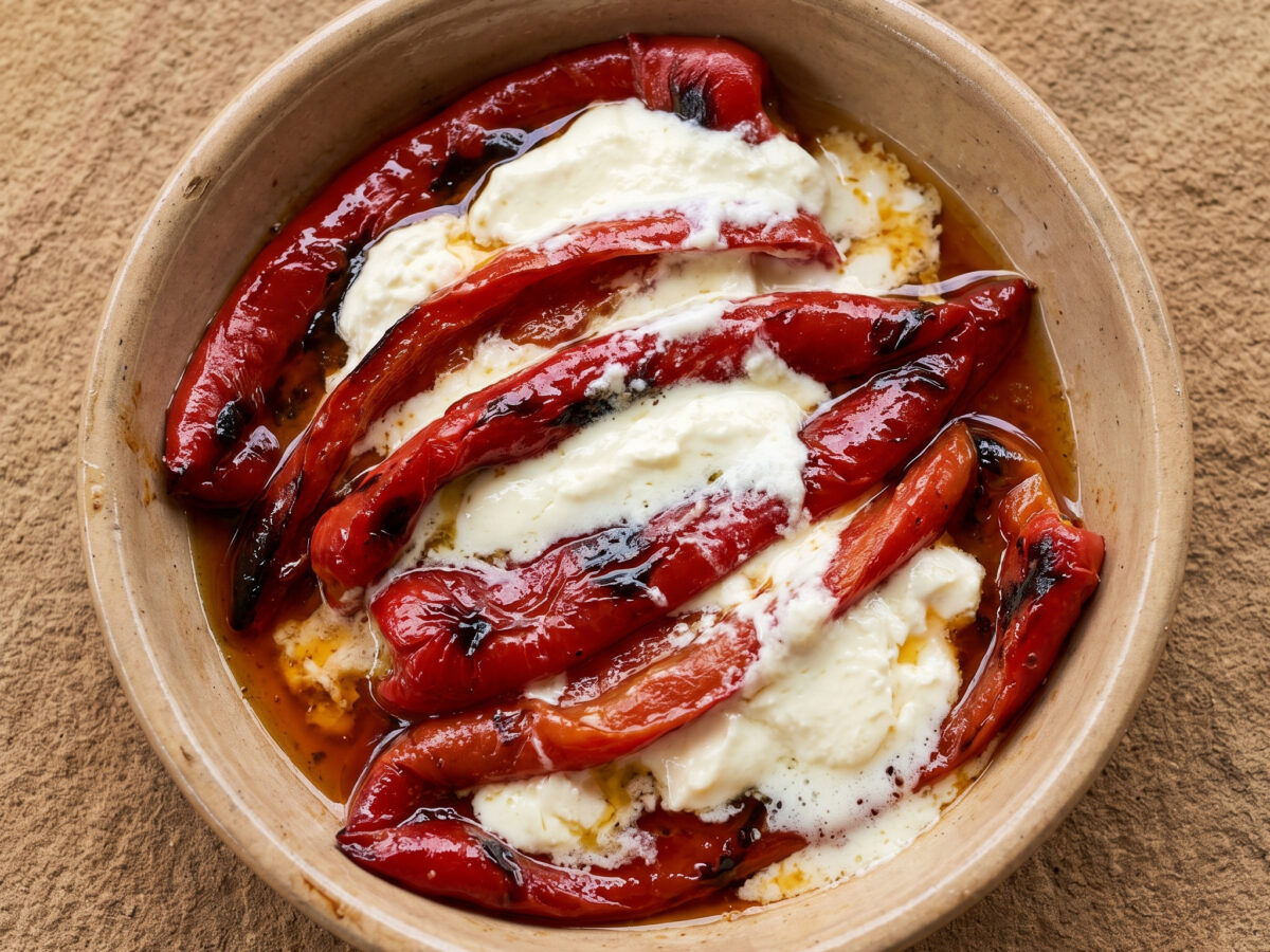 Pečene paprike mit Kajmak vom Grill