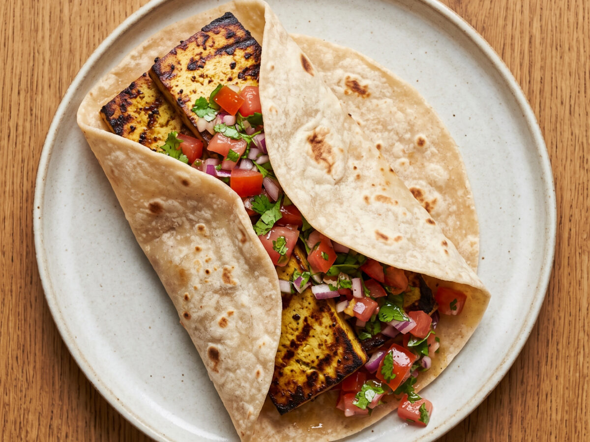 Tofu-Chapati-Rolle mit Kachumbari