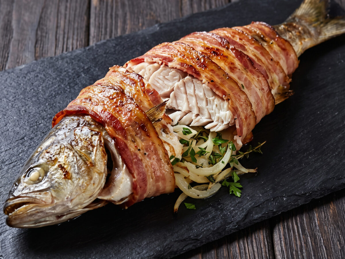 Ganzer Bluefish mit Bacon vom Holzkohlegrill