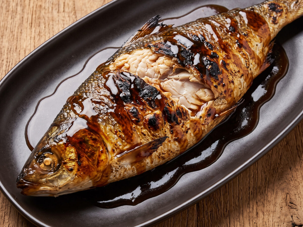 Gegrillter Milchfisch mit Austernsauce