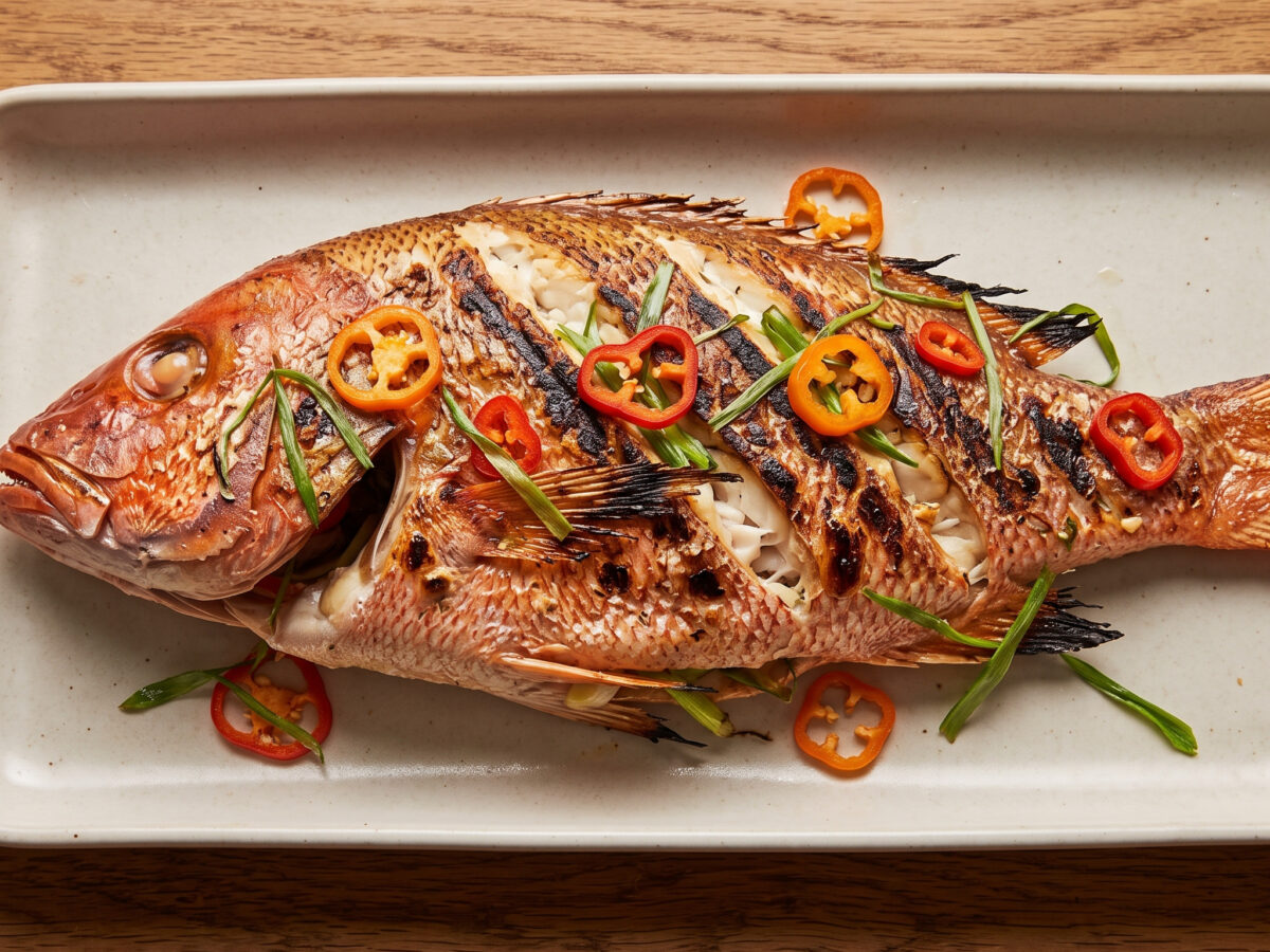 Feuriger Fisch von der Plancha