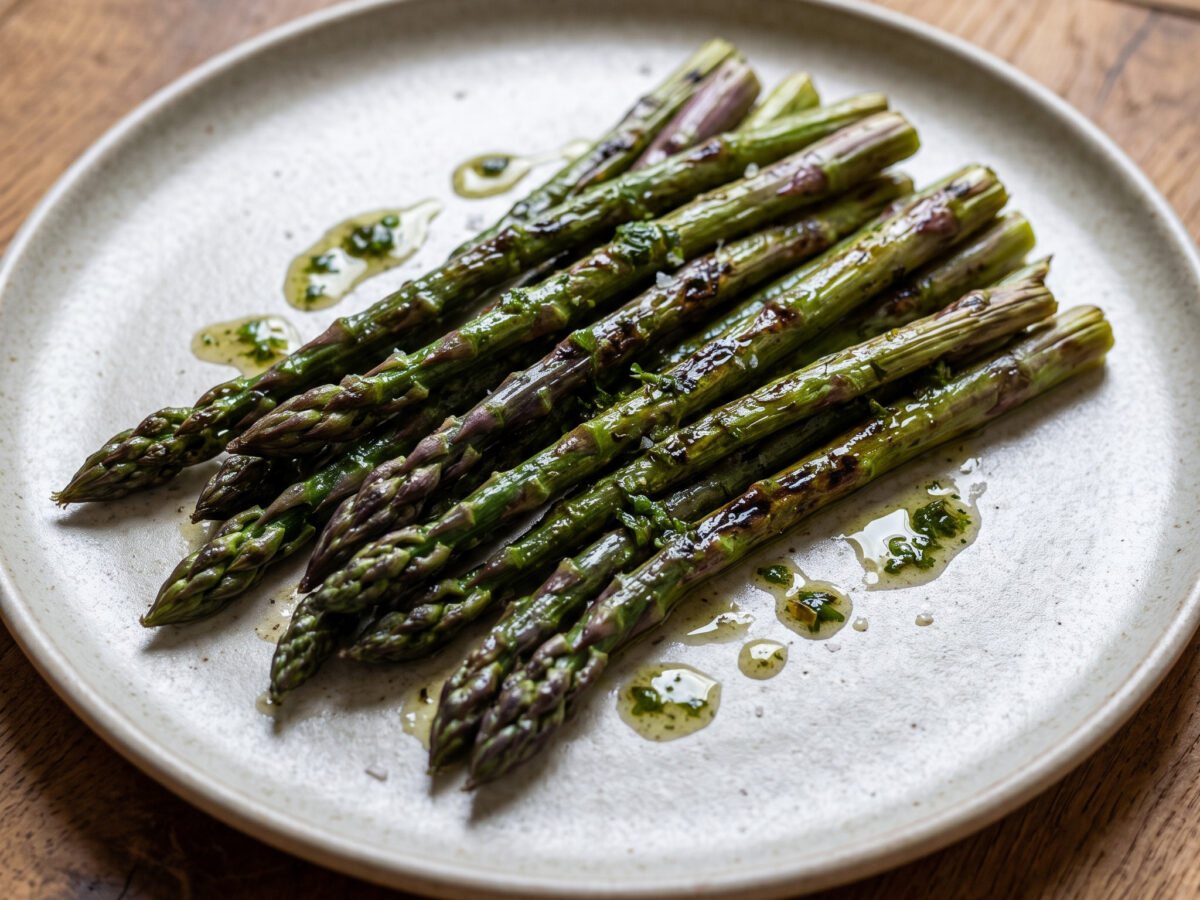 Gegrillter Wildspargel mit Kräuteröl