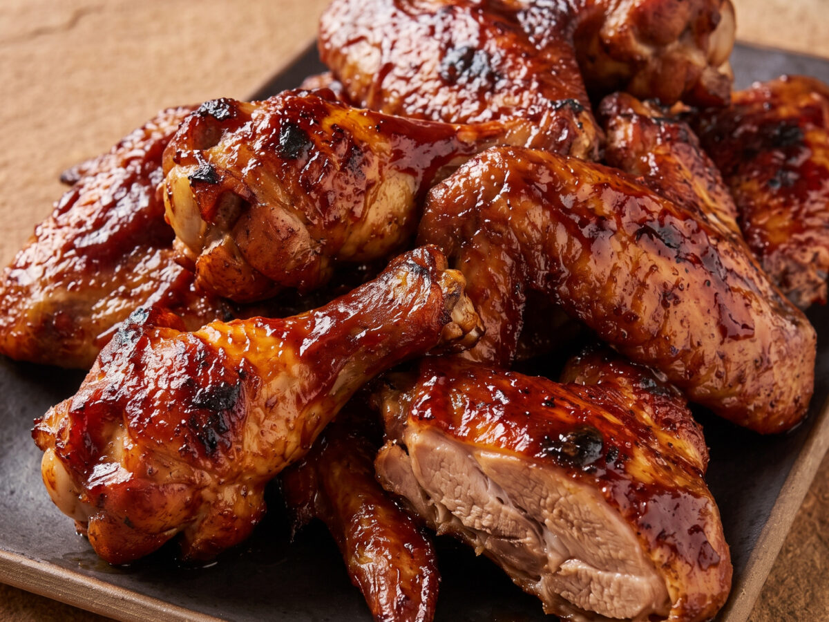 Rauchige Wings mit glänzender Barbecue-Kruste