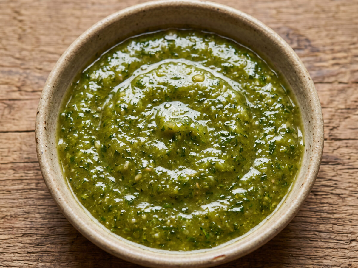 Grüne Tkemali-Sauce aus Georgien