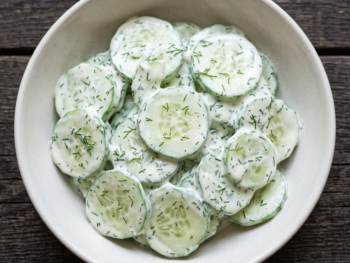 Gurkensalat mit Dill und Sauerrahm