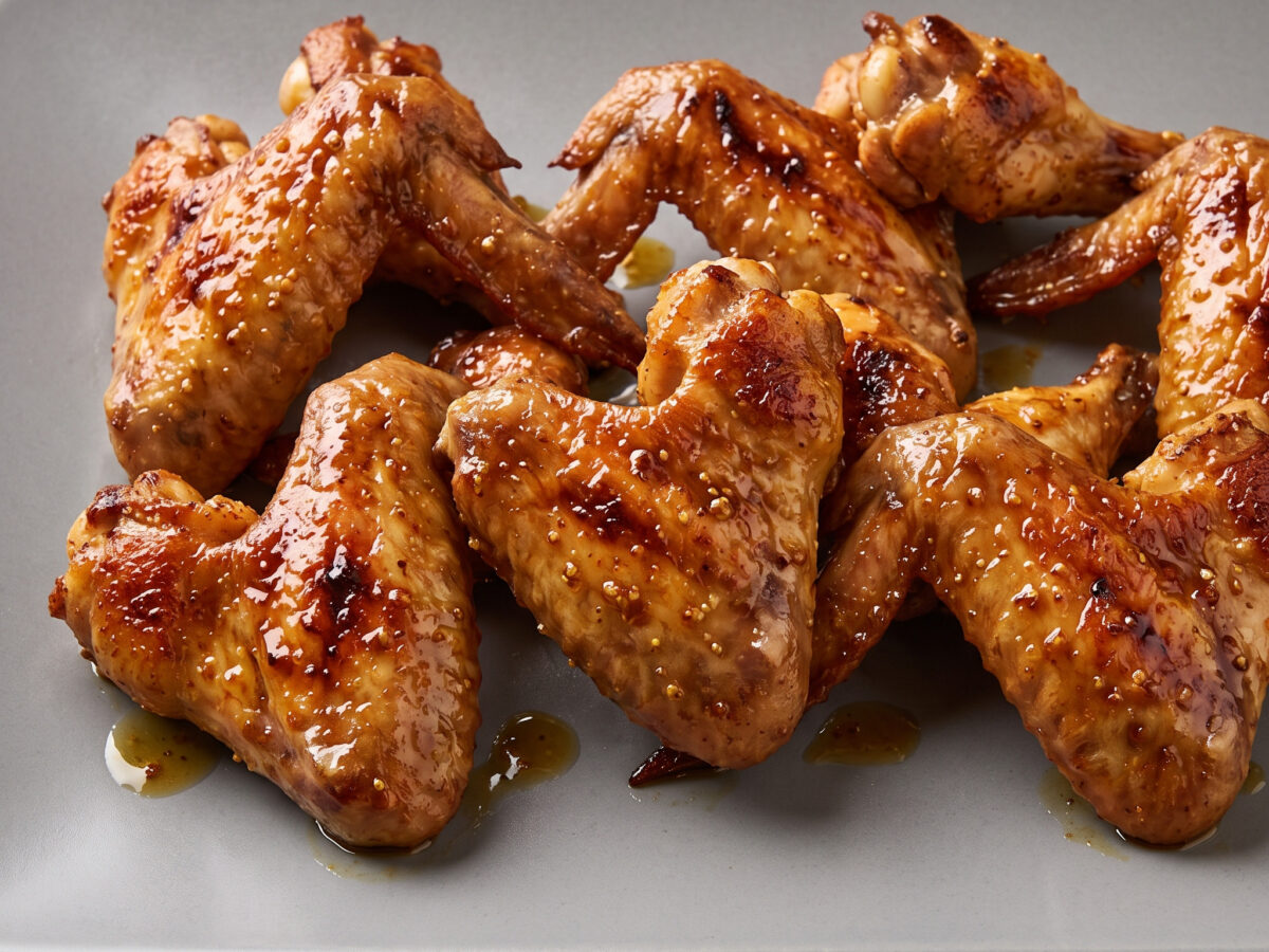 Hähnchenflügel mit Apfel-Senf-Glasur vom Grill