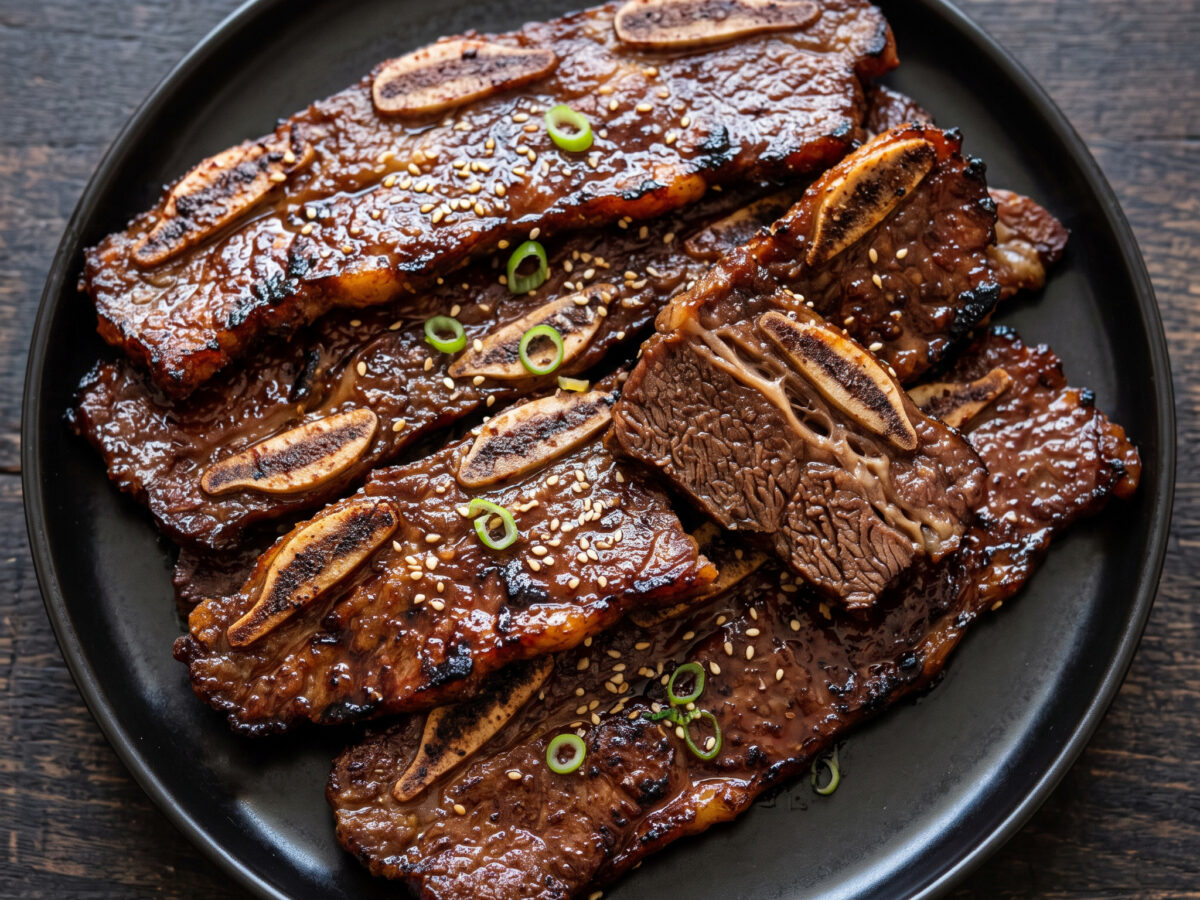 Hawaii-style Kalbi-Rippchen: kurz, heiß, karamellisiert