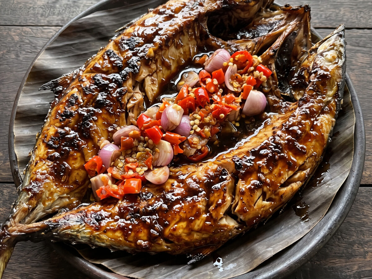 Ikan Bakar Manokwari auf direkter Holzkohle