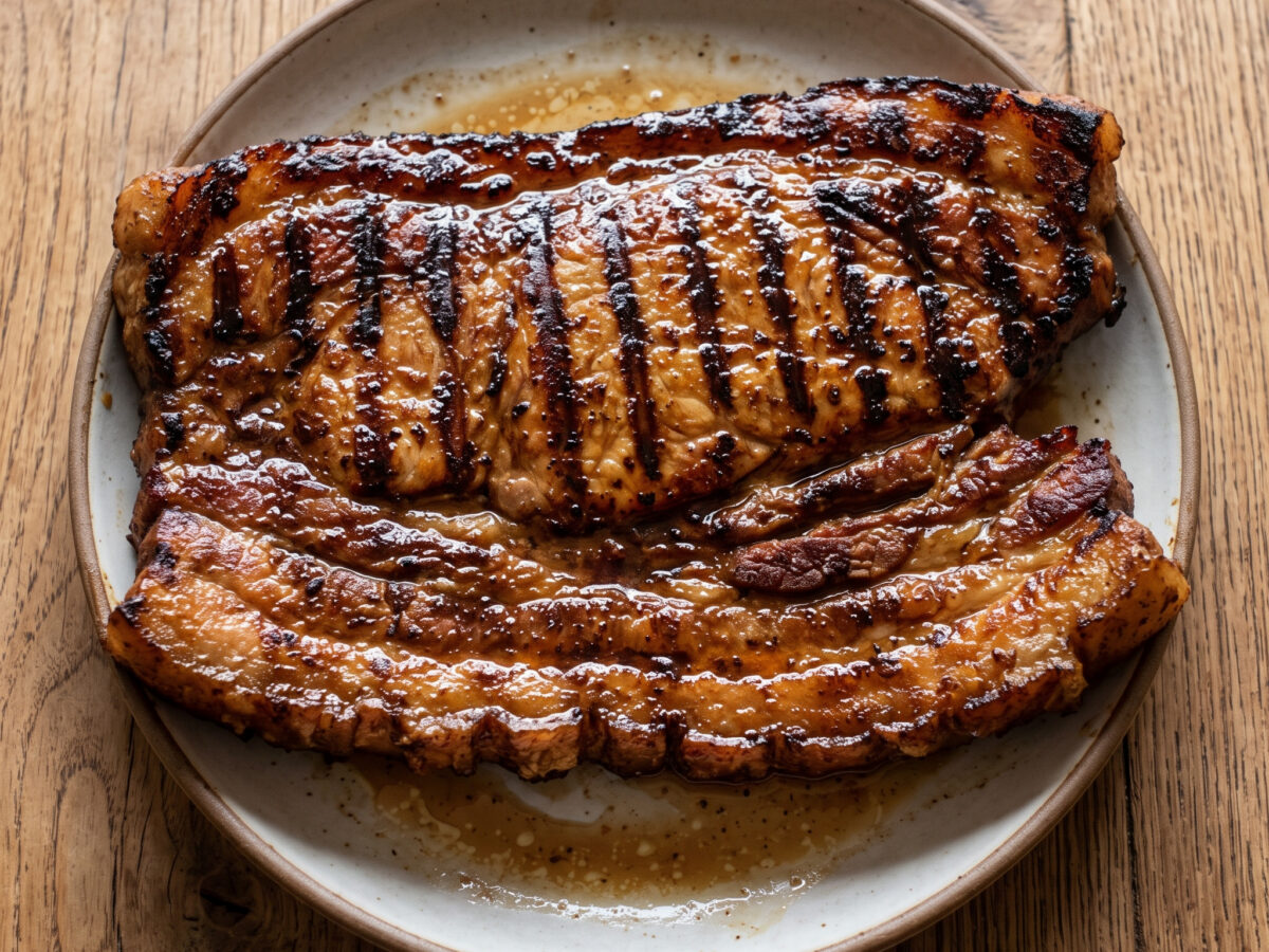 Inihaw na Liempo am Stück vom Grill