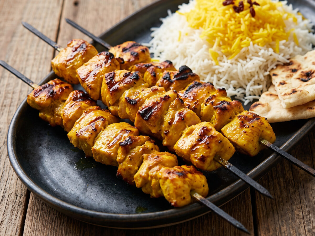 Iranische Hähnchenspieße mit Safran-Joghurt-Marinade