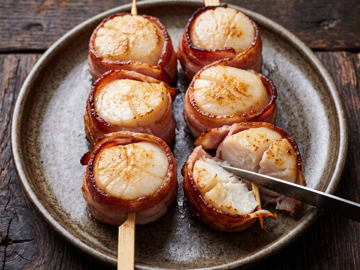 Jakobsmuschelspieße mit Speck