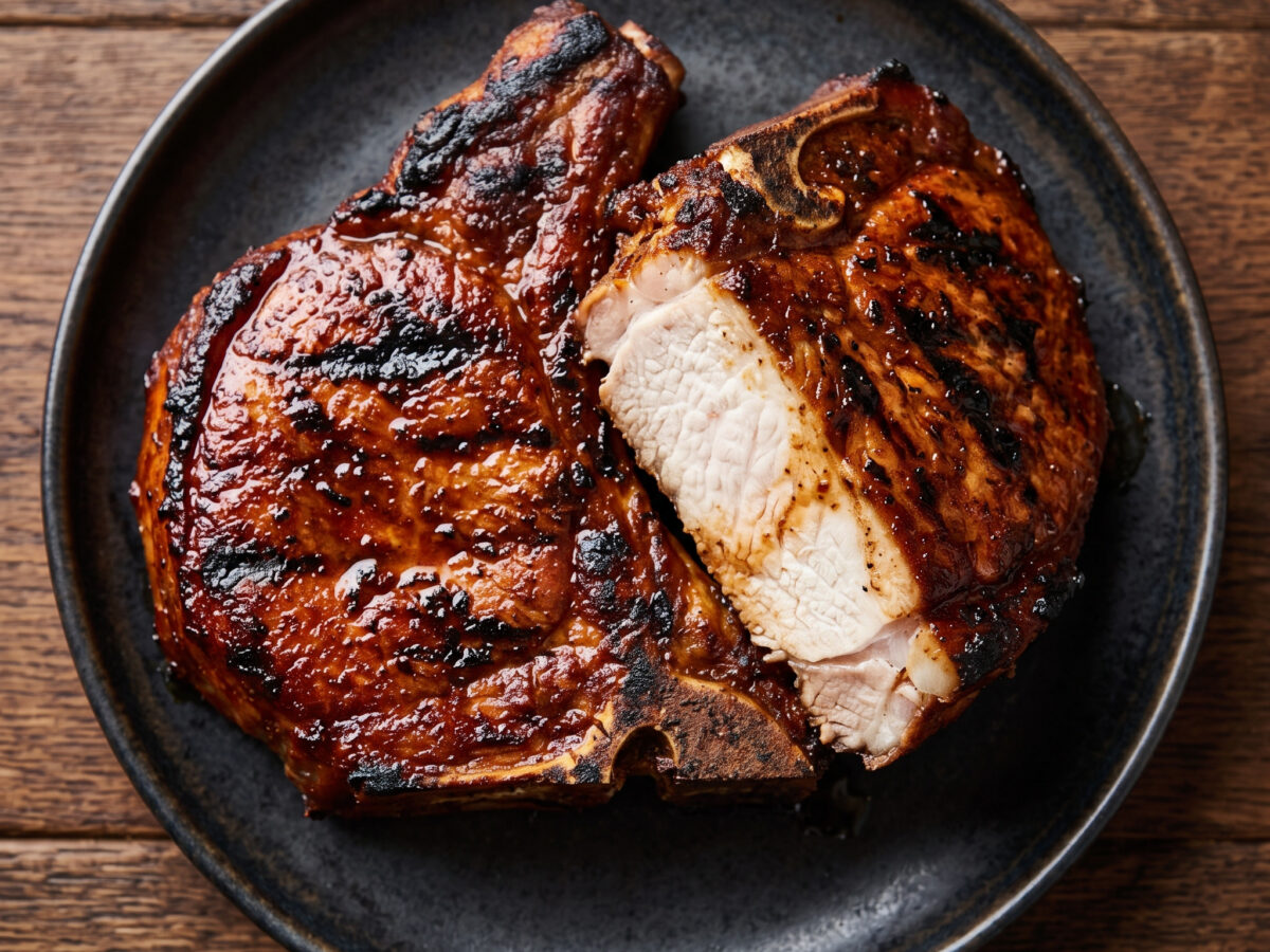 Jamaikanische Jerk-Schweinekoteletts vom Grill