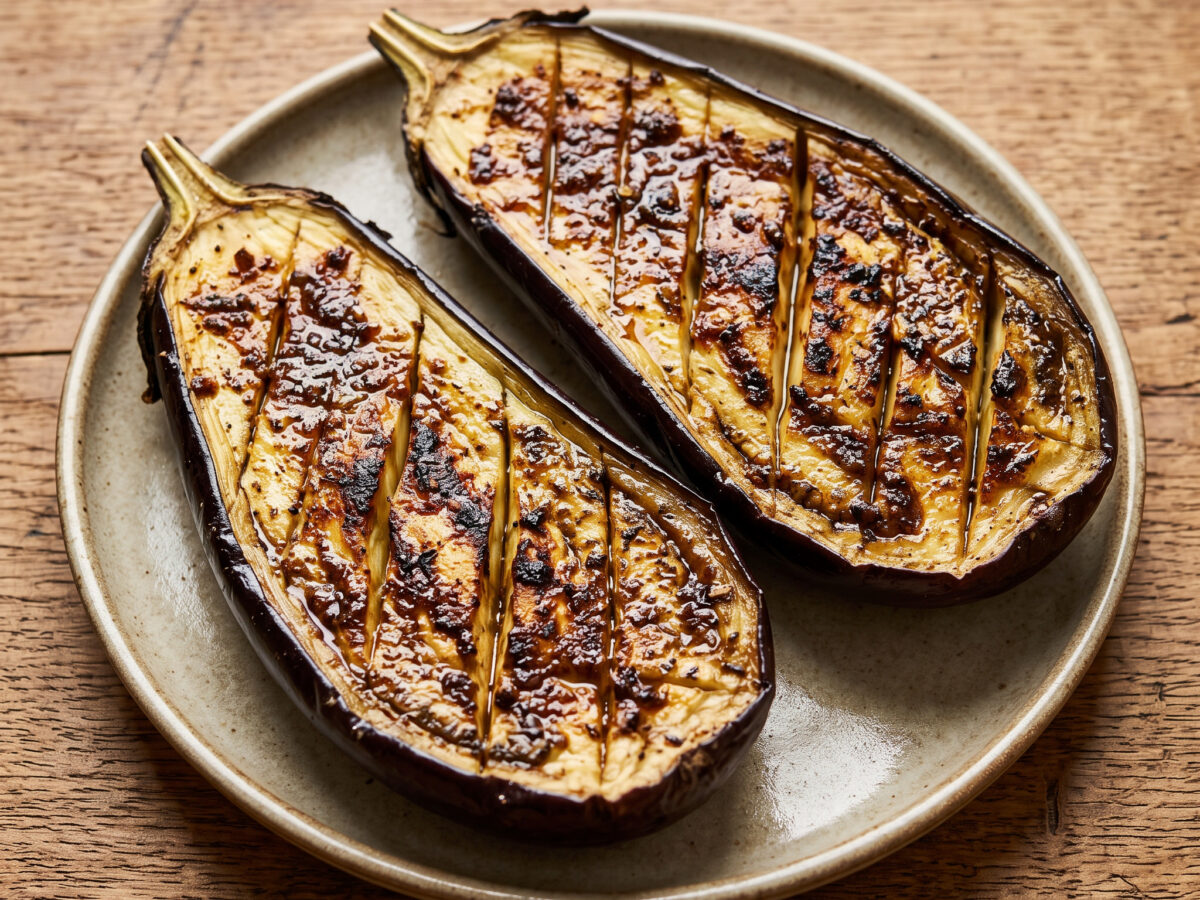 Aubergine mit dunklen Jerk-Röststellen