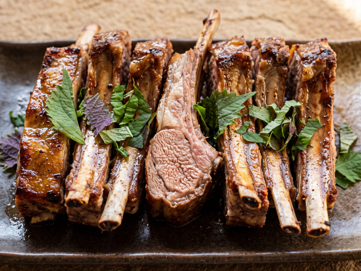 Lammrippchen mit Shiso vom Robata-Grill