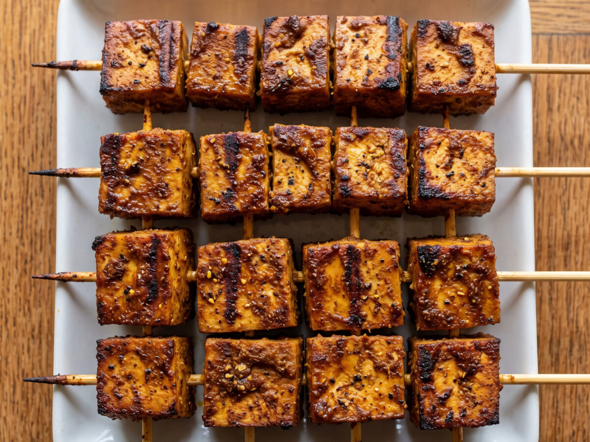 Mishkaki-inspirierte Tofu-Spieße