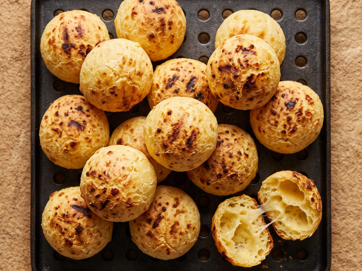 Pão de queijo von der Grillplatte