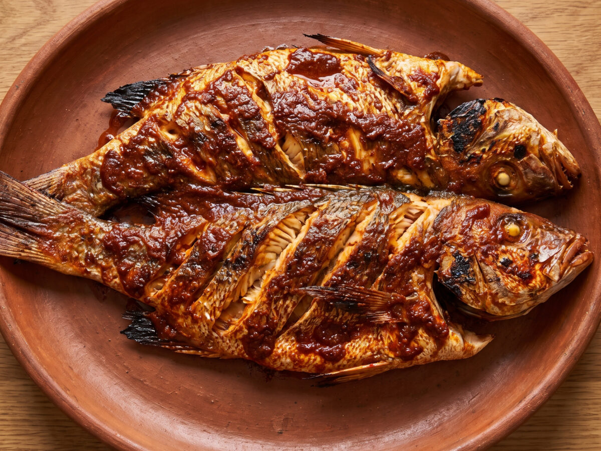 Pargo zarandeado vom Holzkohlegrill