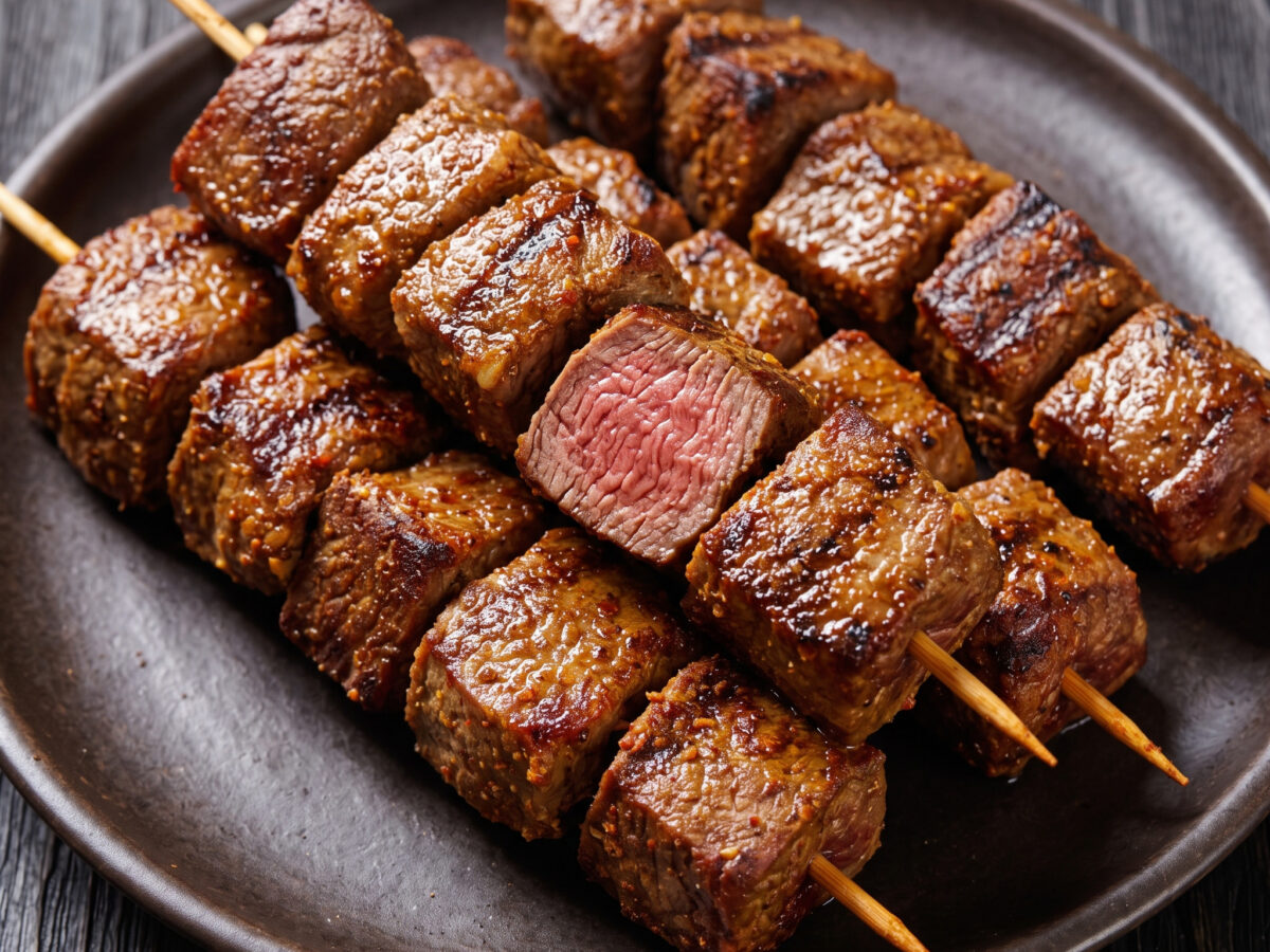 Pinchos de carne especiados – würzige Rinderhackspieße