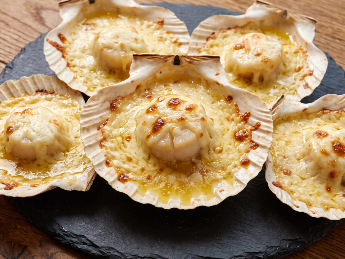 Pinoy Grilled Scallops mit Knoblauchbutter und Käse
