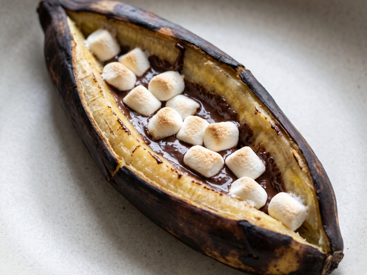 Plátano asado mit Schokolade und Marshmallows