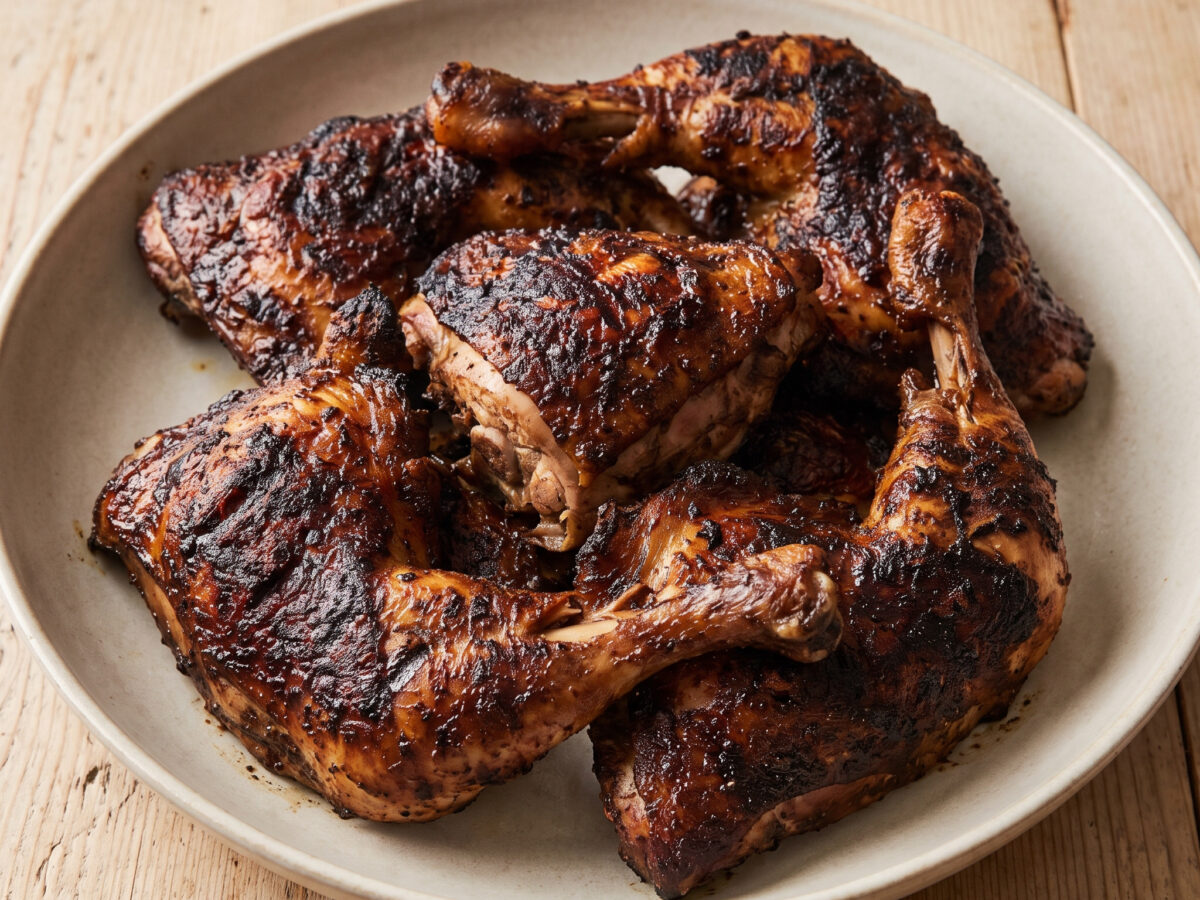 Rauchige Jerk-Viertel vom Holzkohlegrill