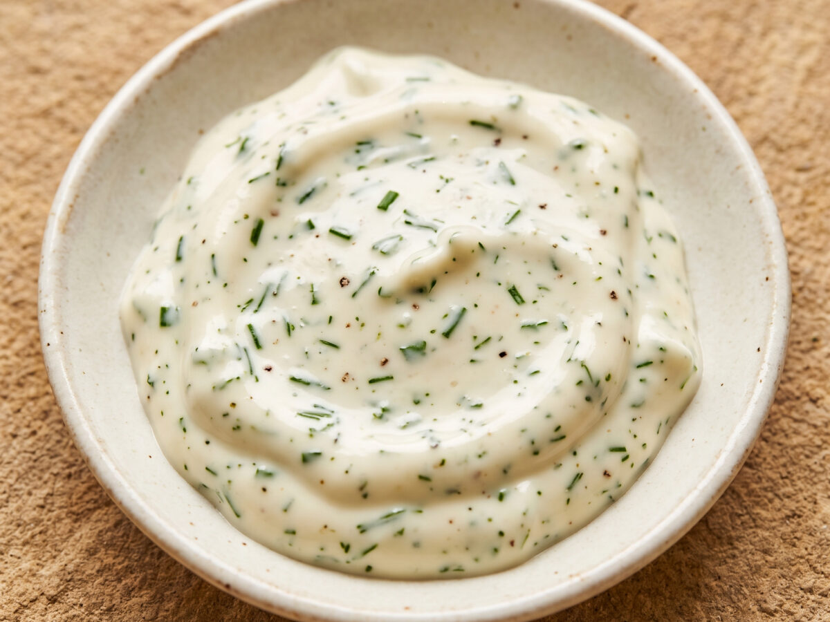 Rømme- und Kräuterdressing aus Norwegen