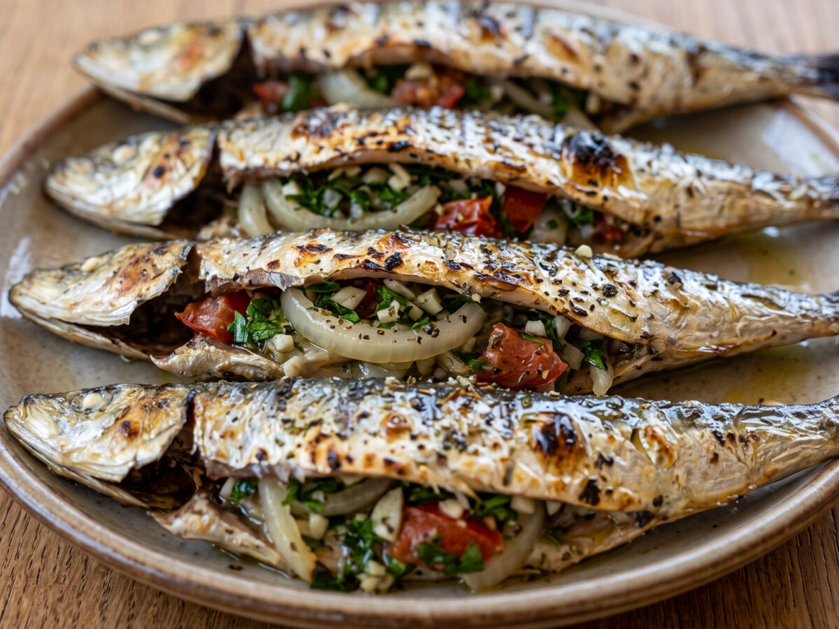 Sardeles pantremenes vom Holzkohlegrill