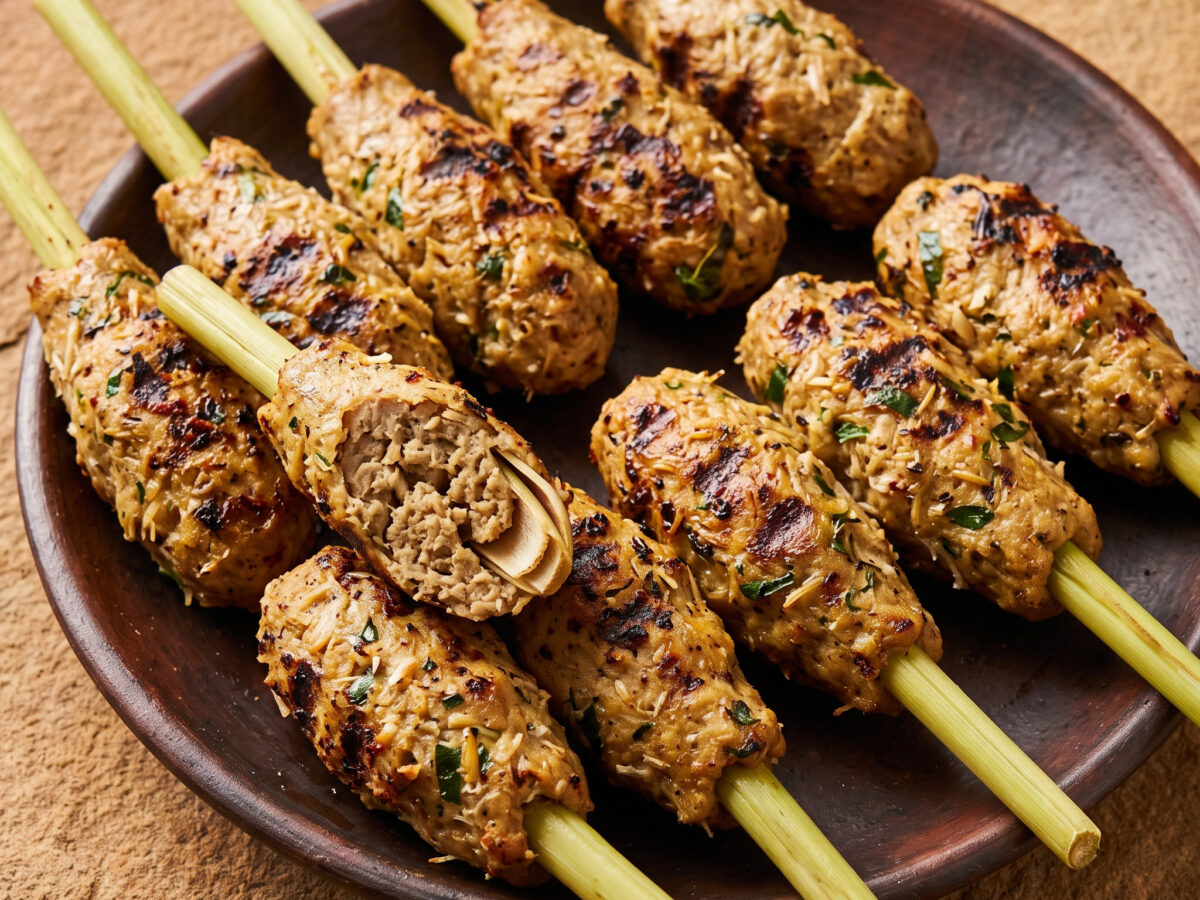Sate Lilit Ikan Bali vom Holzkohlegrill