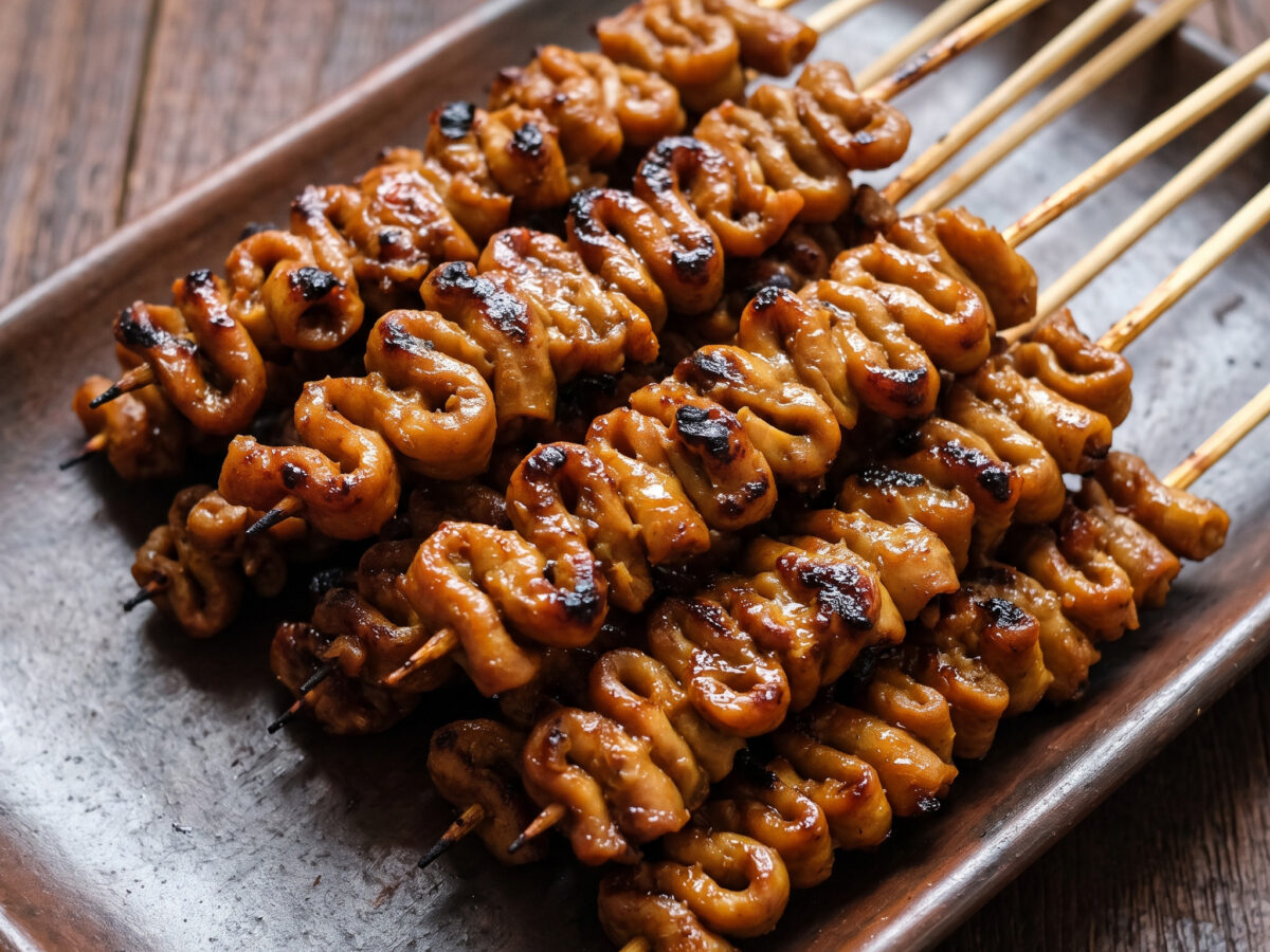 Sate Usus Ayam vom Holzkohlegrill