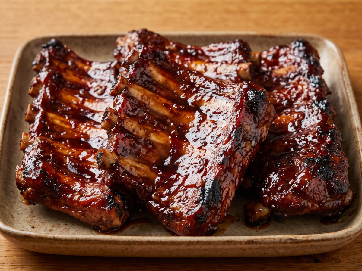Goldbraune Rippchen aus zwei Grillzonen