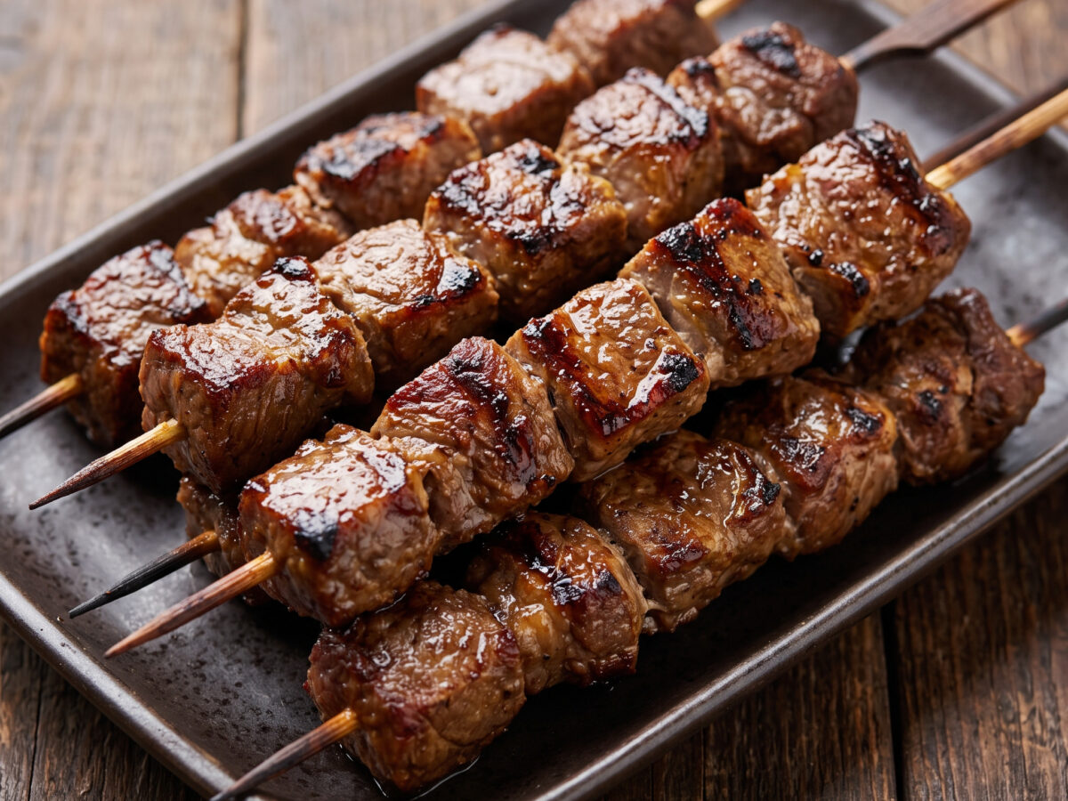 Schaschlik aus marinierten Lammwürfeln
