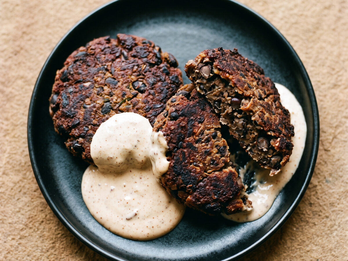 Schwarze-Bohnen-Patties mit Chipotle-Creme